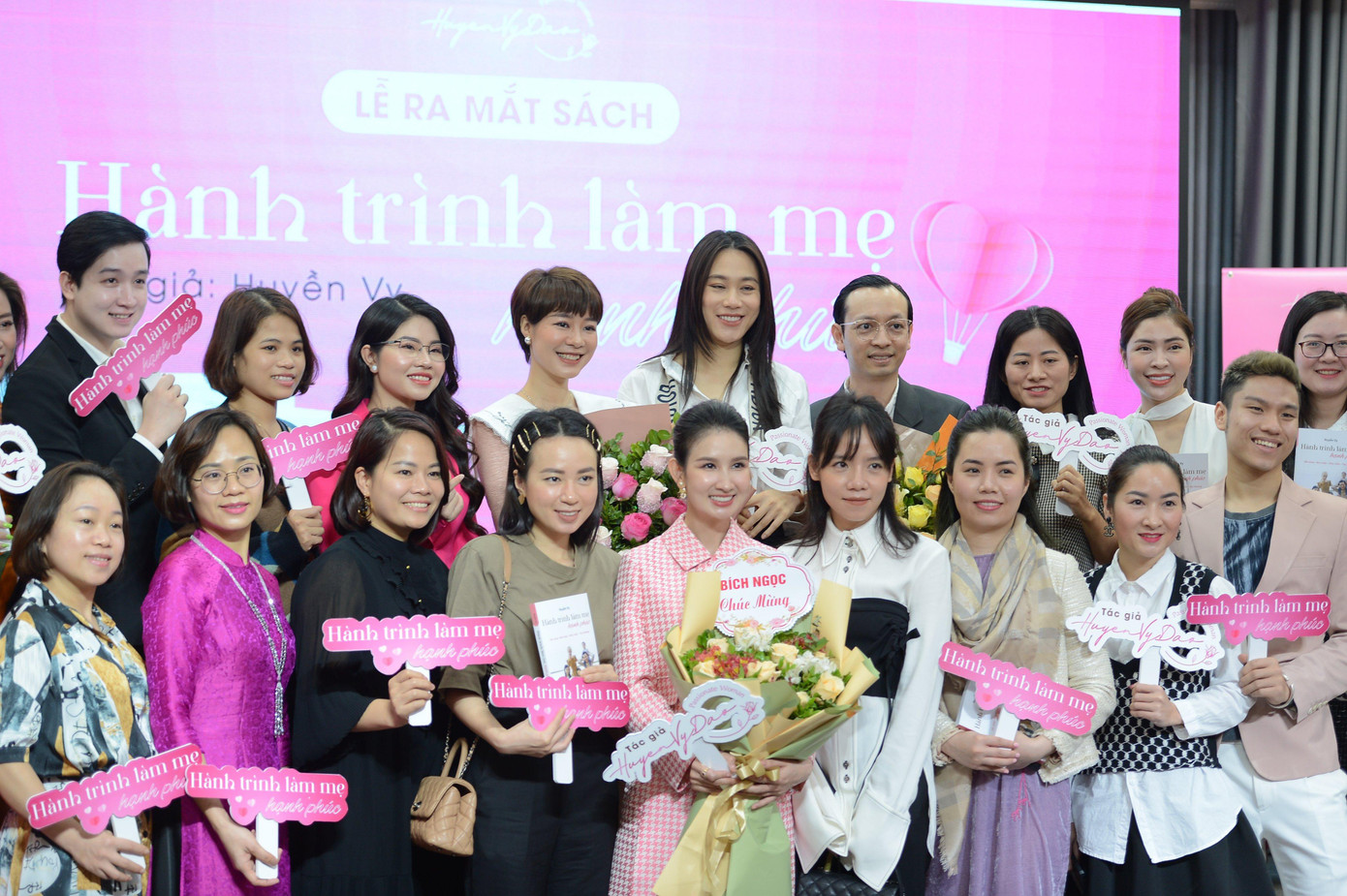 Tác giả Huyền Vy cùng khách mời, độc giả chụp ảnh lưu niệm. Ảnh: Dương Triều Tác giả Huyền Vy cùng khách mời, độc giả chụp ảnh lưu niệm. Ảnh: Dương Triều