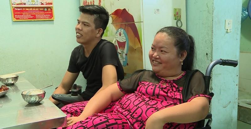 Đôi vợ chồng luôn lạc quan để vượt qua mọi khó khăn trong cuộc sống (Ảnh: GCTN).