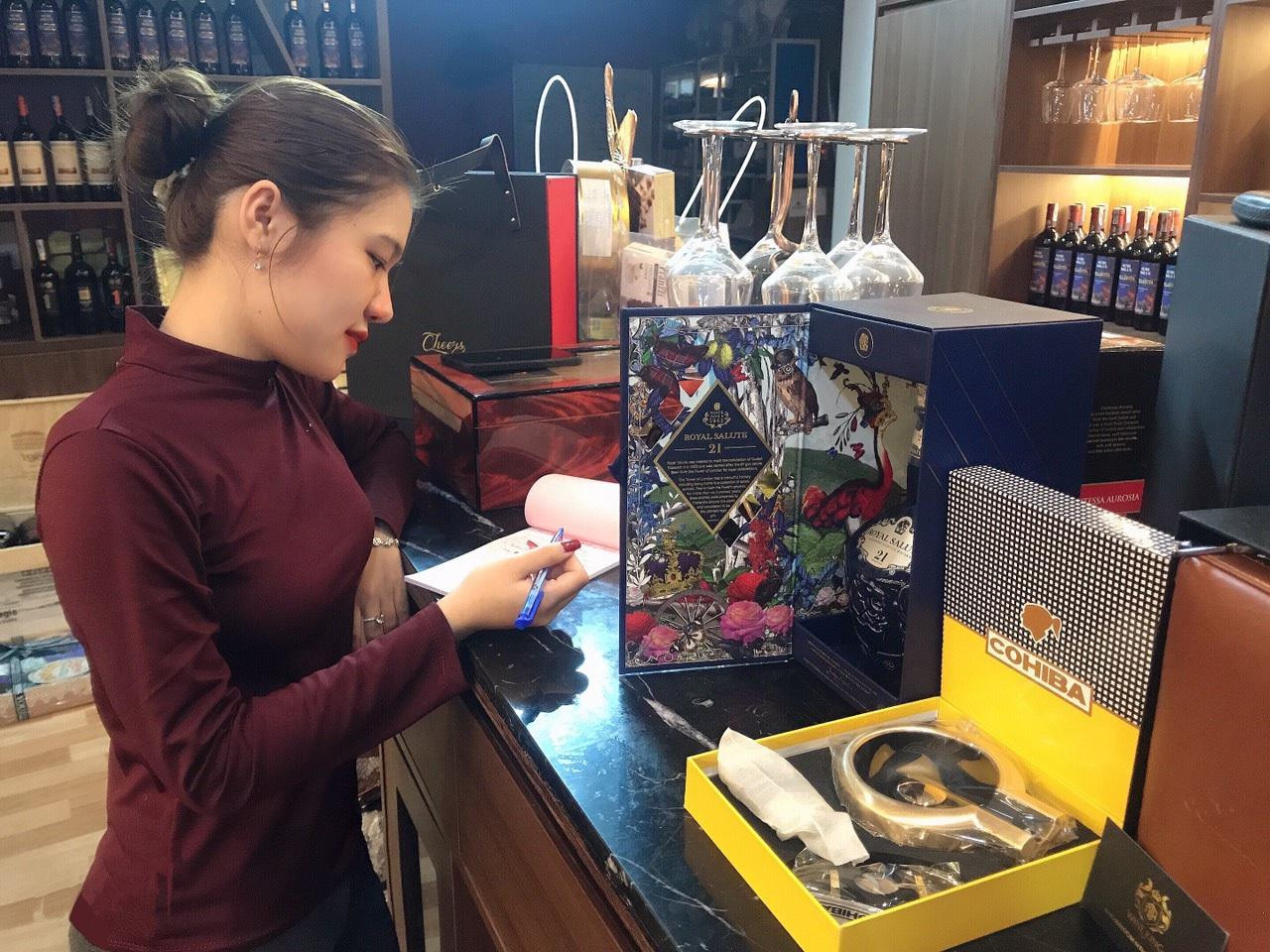 Làm nhân viên CSKH đã giúp cô có thêm nhiều kiến thức, kinh nghiệm làm việc cùng những kỹ năng mềm trong giao tiếp. Làm nhân viên CSKH đã giúp cô có thêm nhiều kiến thức, kinh nghiệm làm việc cùng những kỹ năng mềm trong giao tiếp.