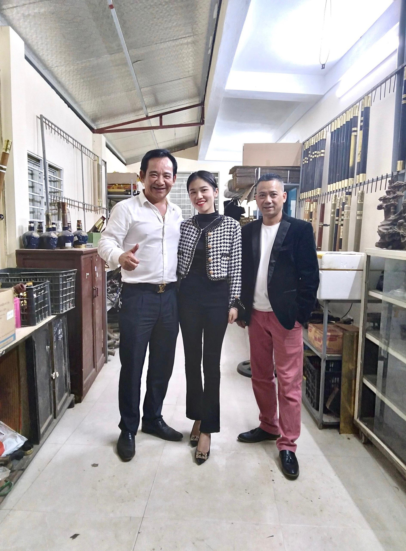 Minh Đoan chụp ảnh cùng danh hài Quang Tèo và danh hài Bình Trọng. Minh Đoan chụp ảnh cùng danh hài Quang Tèo và danh hài Bình Trọng.