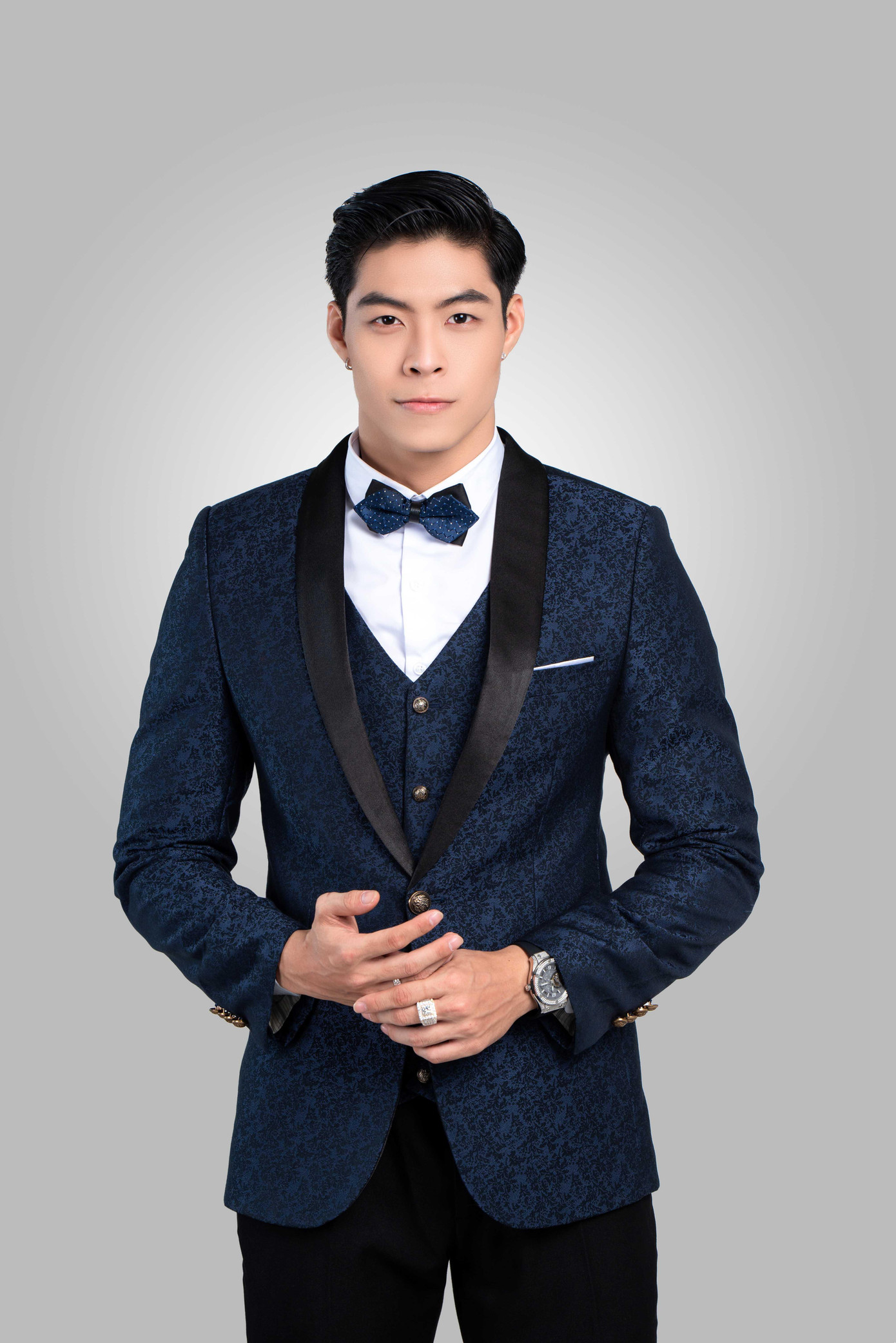 Phi Việt gây ấn tượng bởi gương mặt điển trai, hình thể săn chắc, khỏe khoắn. Phi Việt gây ấn tượng bởi gương mặt điển trai, hình thể săn chắc, khỏe khoắn.