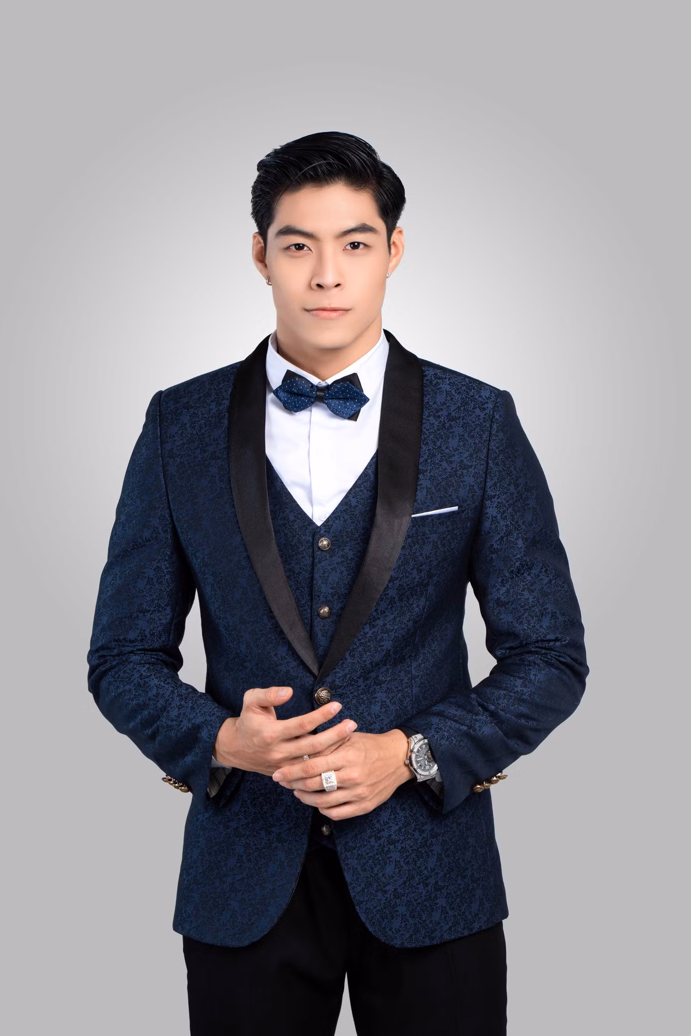 Phi Việt gây ấn tượng bởi gương mặt điển trai, hình thể săn chắc, khỏe khoắn.