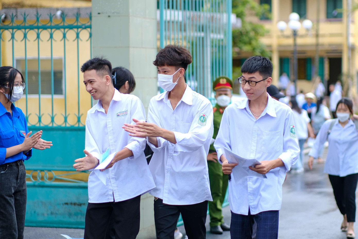 Thí sinh phấn khởi ra về sau môn thi ngữ văn.