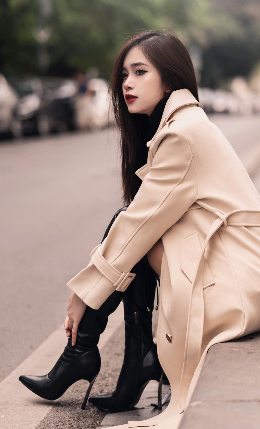 Bên cạnh đó, Hồng Nhung còn được biết đến là người mẫu ảnh tự do.