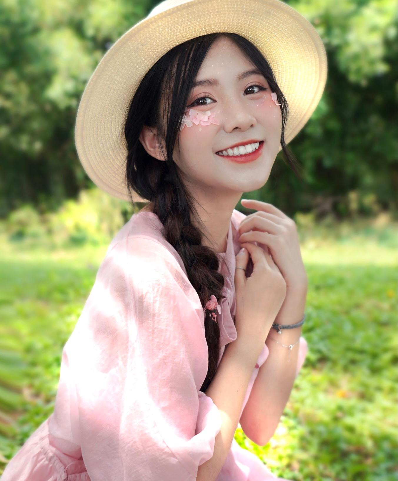 Năm 2019, khi tham gia kì thi Tốt nghiệp Trung học phổ thông, Quỳnh Trang vô tình được chú ý đến và được cộng đồng mạng ưu ái gọi với danh xưng là “Hot girl mùa thi” và bén duyên với nghề cũng từ đó.