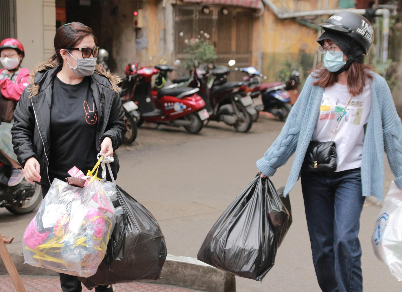 Các bạn trẻ tham gia đổi rác.