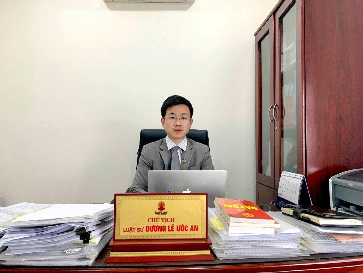 Luật sư Dương Lê Ước An khẳng định “người tham gia cá độ bóng đá qua mạng có thể bị xử phạt vi phạm hành chính hoặc bị truy cứu trách nhiệm hình sự về Tội đánh đánh bạc”. (Ảnh: NVCC) Luật sư Dương Lê Ước An khẳng định “người tham gia cá độ bóng đá qua mạng có thể bị xử phạt vi phạm hành chính hoặc bị truy cứu trách nhiệm hình sự về Tội đánh đánh bạc”. (Ảnh: NVCC)