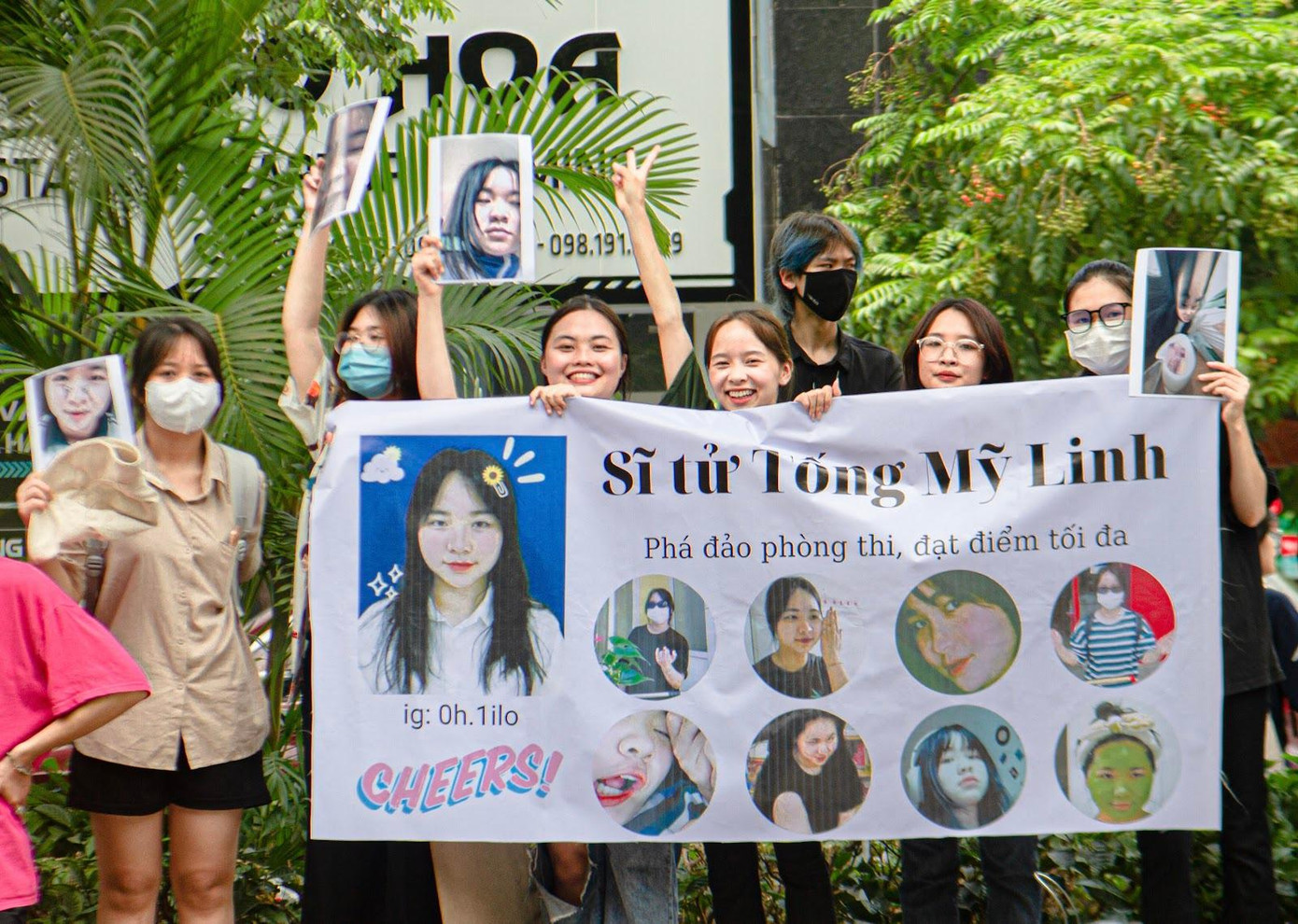 Hình ảnh “hội bạn dì” không ngần ngại cầm ảnh, giơ băng rôn hô hào, cổ vũ bạn mình đạt kết quả cao trong Kỳ thi năng khiếu. Nội dung cổ vũ rất đáng yêu, ý nghĩa: “Phá đảo phòng thi, đạt điểm tối đa”.