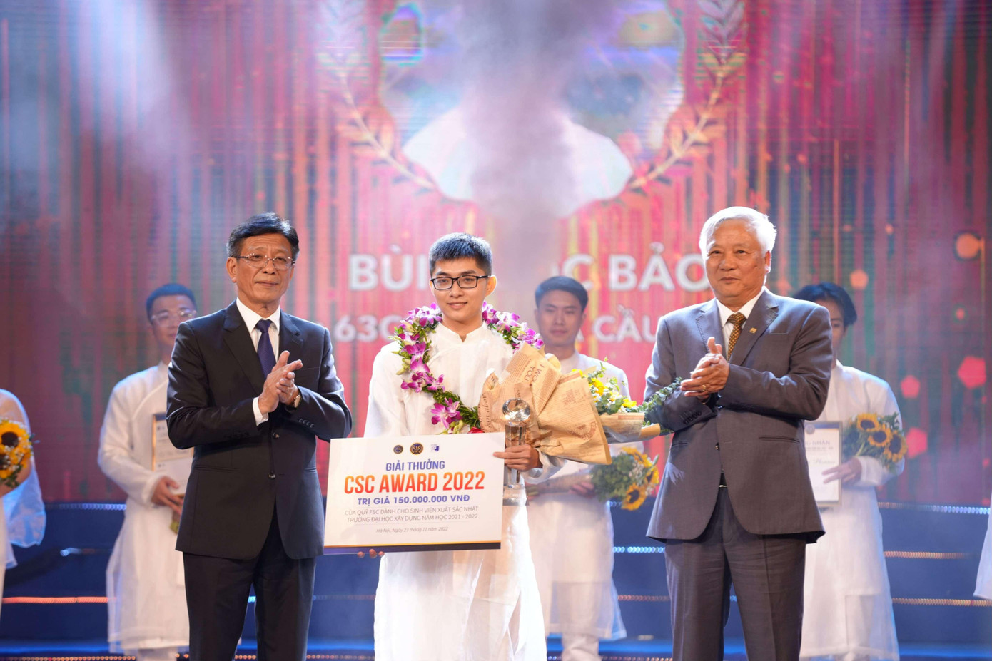 Ông Đào Ngọc Thanh - Bí thư Đảng ủy - CT HĐQT Vinaconex - CT HĐQT Cotana Group - CT HĐQL Quỹ FSC và P.GS - TS - NGƯT Phạm Duy Hòa - Bí thư Đảng ủy - Hiệu trưởng Trường ĐHXD HN trao phần thưởng cho ứng viên đoạt giải.