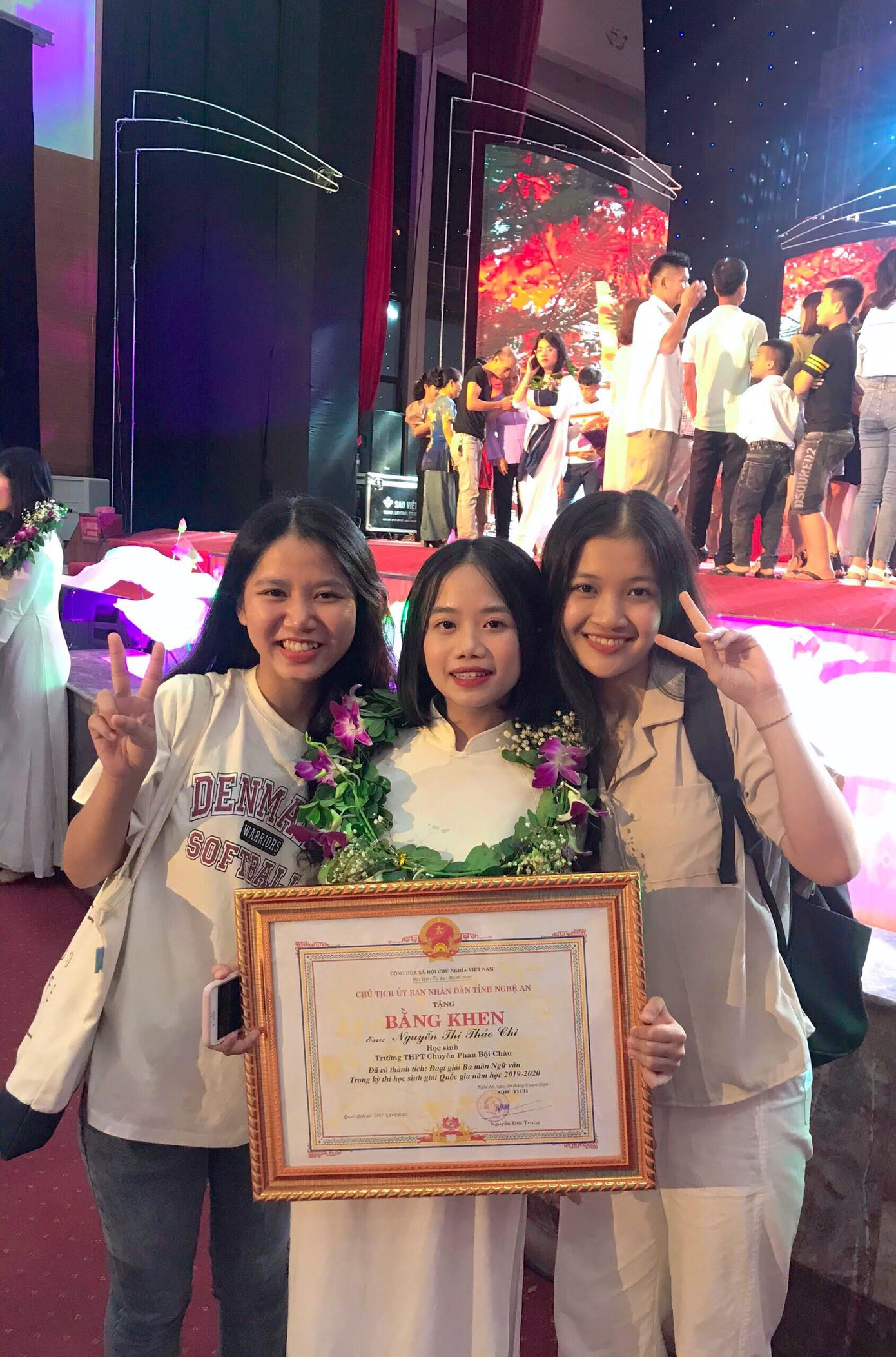 Thảo Chi trong lễ vinh danh các học sinh có thành tích xuất sắc trong kỳ thi HSG Quốc gia 2019-2020. Thảo Chi trong lễ vinh danh các học sinh có thành tích xuất sắc trong kỳ thi HSG Quốc gia 2019-2020.