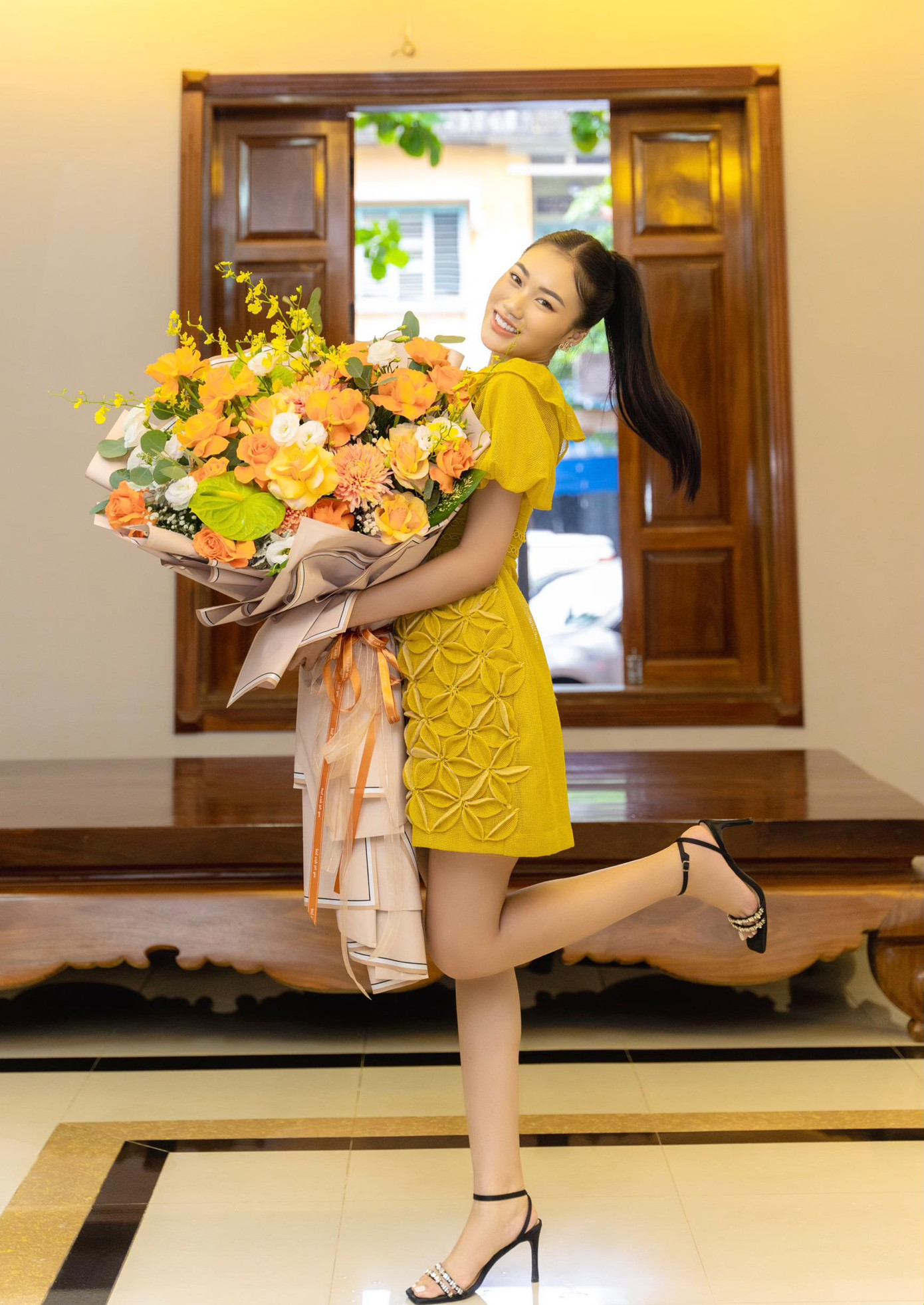 Cô nữ sinh rất tích cực tham gia các hoạt động ngoại khóa và xã hội. Cô nữ sinh rất tích cực tham gia các hoạt động ngoại khóa và xã hội.