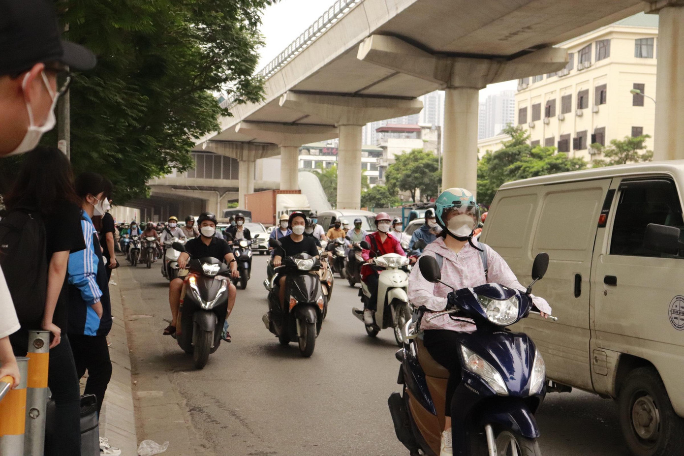 Lượng phương tiện di chuyển đường Hồ Tùng Mậu hướng ra nút giao Mai Dịch - Cầu Giấy - TP.Hà Nội. Ảnh: Linh Chi