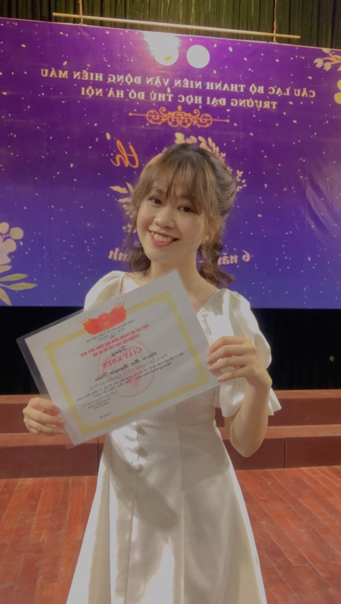 Hà Phương vinh dự được nhận bằng khen do Nhà trường tặng.