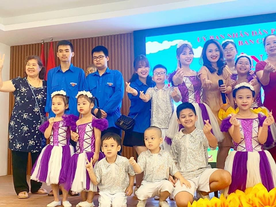 Hà Phương tích cực tham gia các hoạt động ngoại khóa tại nhà trường.