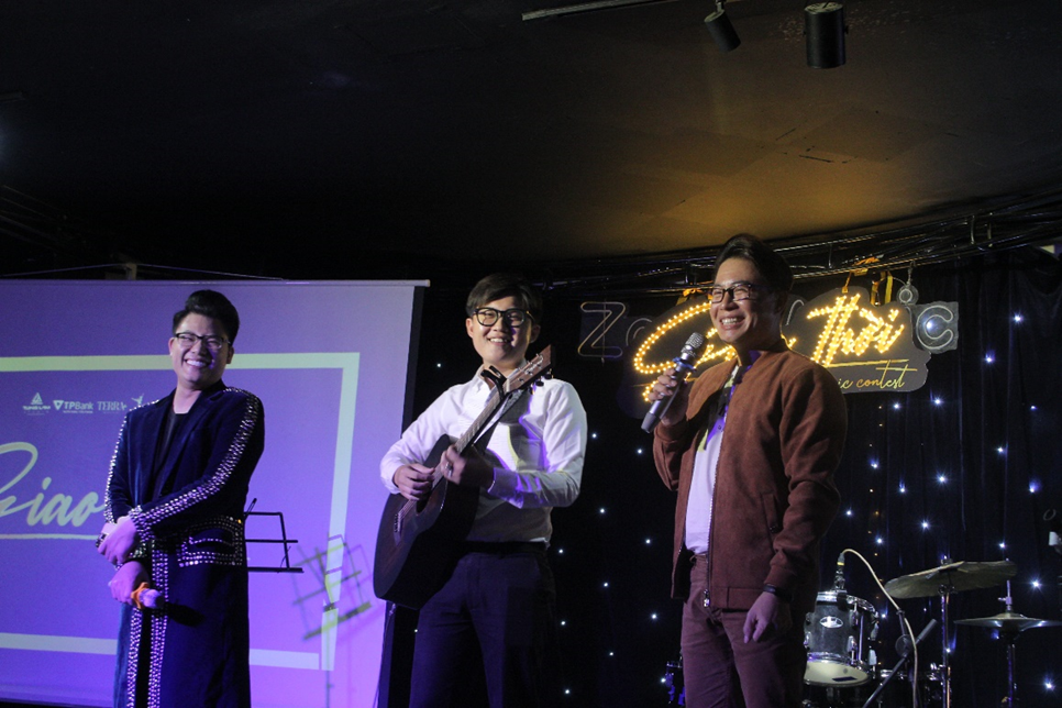 Tiết mục giao lưu “Hà Nội mùa này vắng những cơn mưa” đến từ các vị Ban giám khảo (từ trái qua: Ca sĩ Duy Cường, Nhạc sĩ/Ca sĩ Tuấn Ngọc, MC TS. Trịnh Lê Anh).