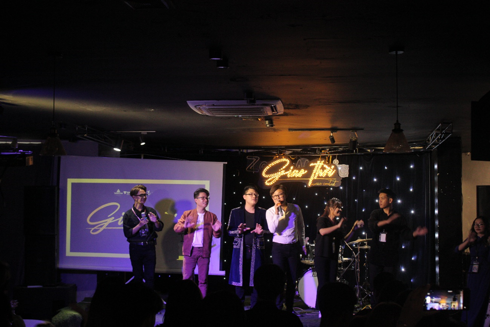 Tiết mục “Và con tim đã vui trở lại” với sự kết hợp của Ban tổ chức và Ban giám khảo của chương trình.