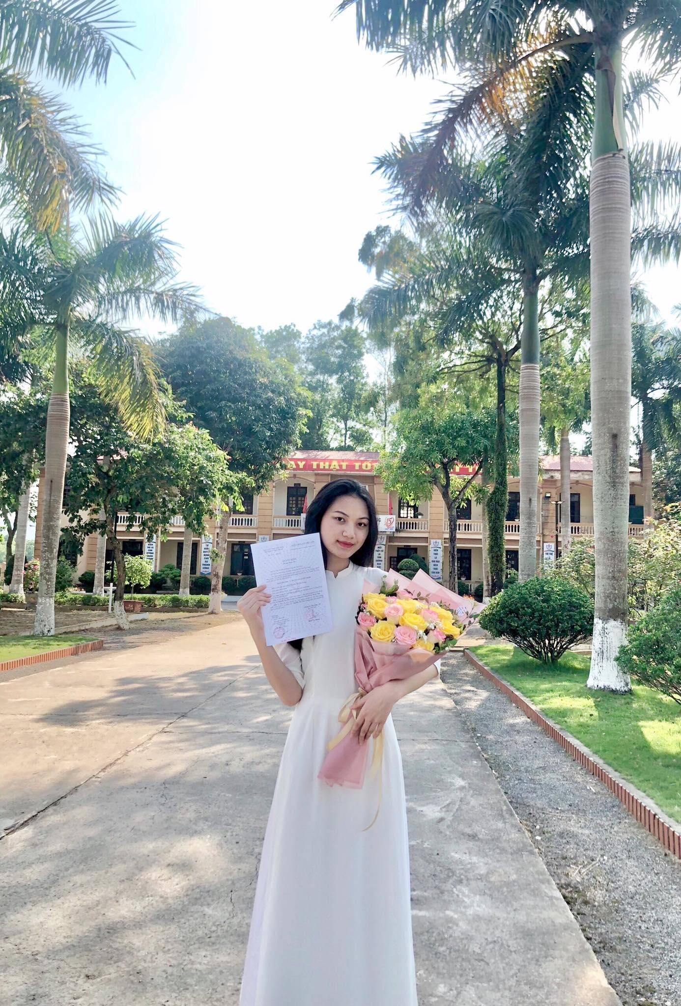 Tháng 5/2022, cô nàng vinh dự được đứng trong hàng ngũ của Đảng, trở thành Đảng viên trẻ khi còn là học sinh THPT. Tháng 5/2022, cô nàng vinh dự được đứng trong hàng ngũ của Đảng, trở thành Đảng viên trẻ khi còn là học sinh THPT.