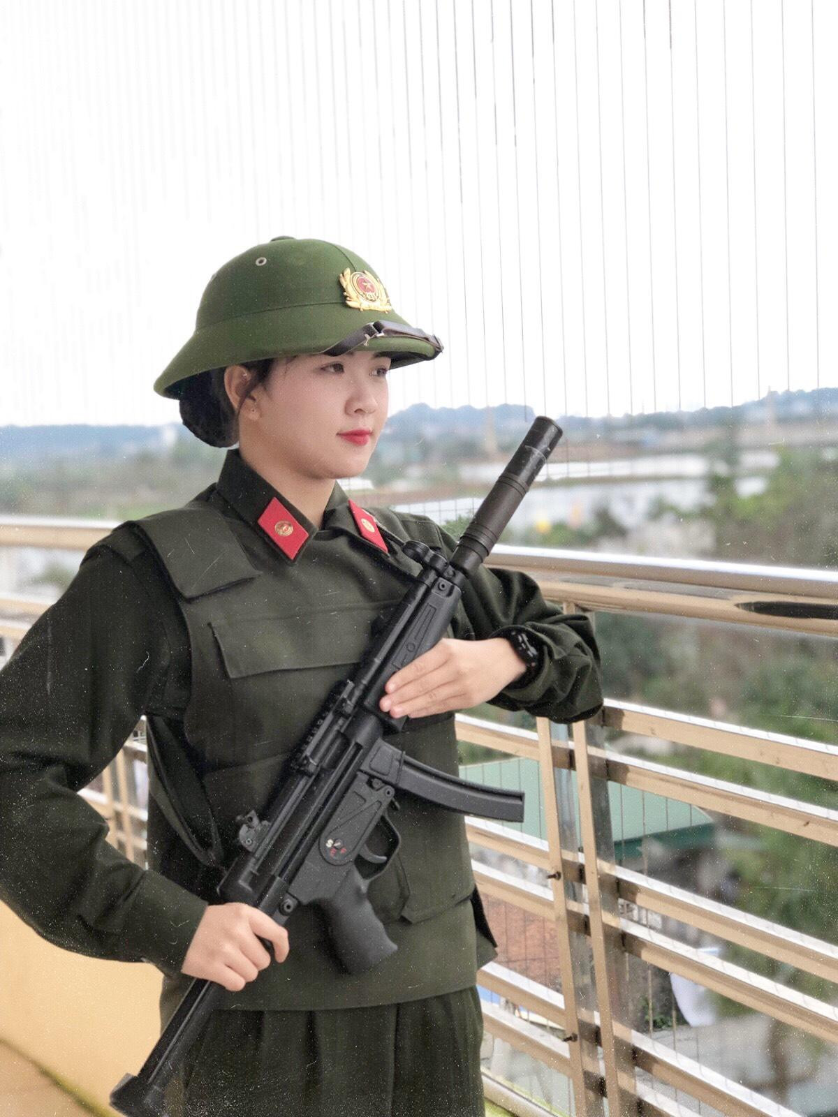 Bằng sự nỗ lực không ngừng nghỉ, Thu Huyền vinh dự được đứng trong hàng ngũ lực lượng Công an nhân dân Việt Nam.