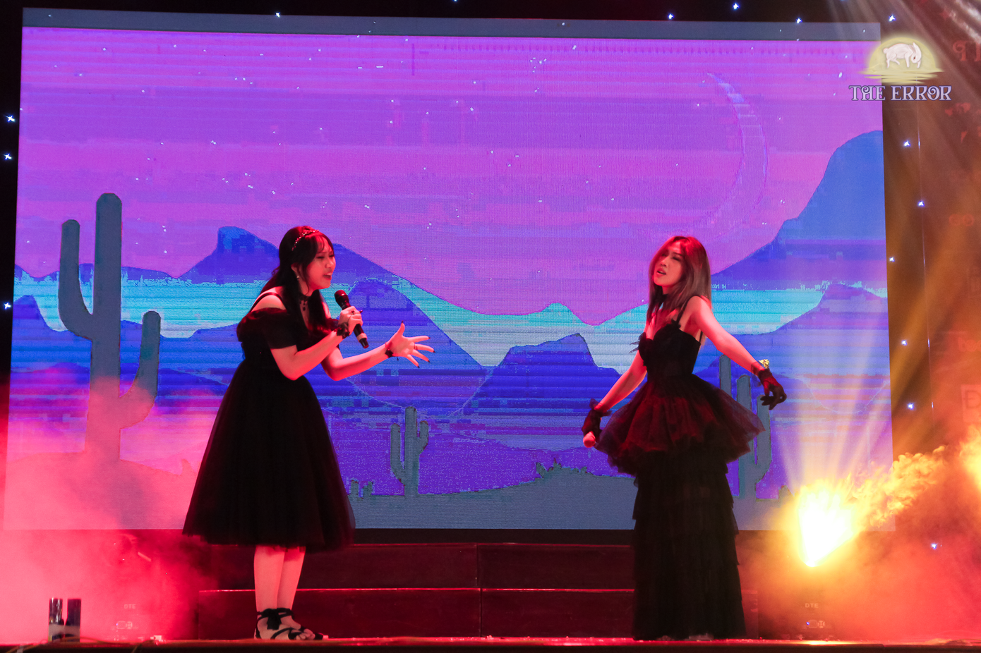 Âm nhạc ma mị kết hợp với các chi tiết ẩn dụ được cài cắm trong từng màn biểu diễn khiến khán giả không thể rời mắt.