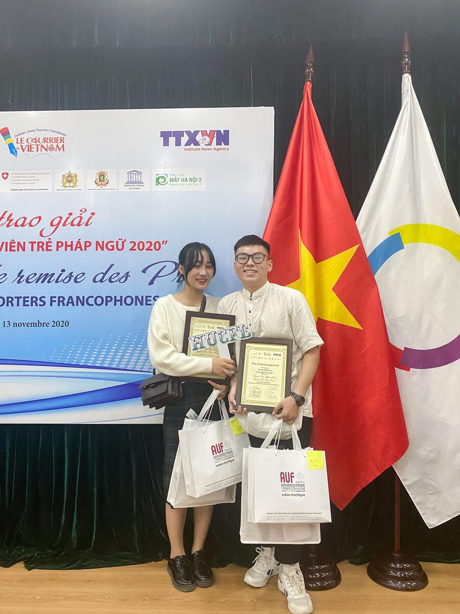 Minh Hoàng và Thuỳ Trang trong lần ra Hà Nội nhận giải thưởng của Cuộc thi viết báo tiếng Pháp “Jeunes Reporters Francophones” năm 2020. Minh Hoàng và Thuỳ Trang trong lần ra Hà Nội nhận giải thưởng của Cuộc thi viết báo tiếng Pháp “Jeunes Reporters Francophones” năm 2020.