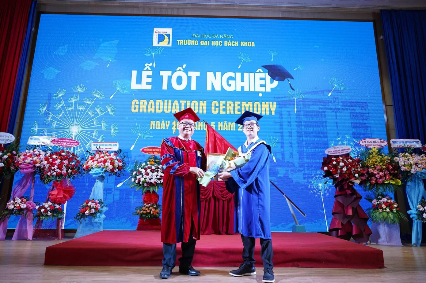 PGS. TS Đoàn Quang Vinh, Hiệu trưởng Trường Đại học Bách khoa - Đại học Đà Nẵng tặng hoa và giấy khen cho Minh Hoàng. PGS. TS Đoàn Quang Vinh, Hiệu trưởng Trường Đại học Bách khoa - Đại học Đà Nẵng tặng hoa và giấy khen cho Minh Hoàng.