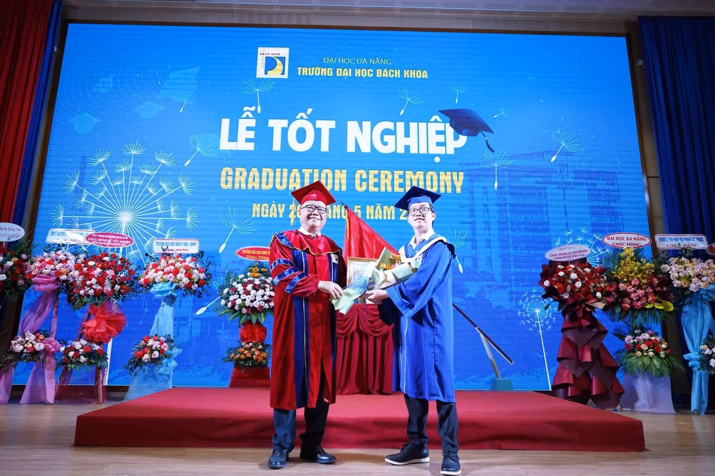 PGS. TS Đoàn Quang Vinh, Hiệu trưởng Trường Đại học Bách khoa - Đại học Đà Nẵng tặng hoa và giấy khen cho Minh Hoàng. PGS. TS Đoàn Quang Vinh, Hiệu trưởng Trường Đại học Bách khoa - Đại học Đà Nẵng tặng hoa và giấy khen cho Minh Hoàng.