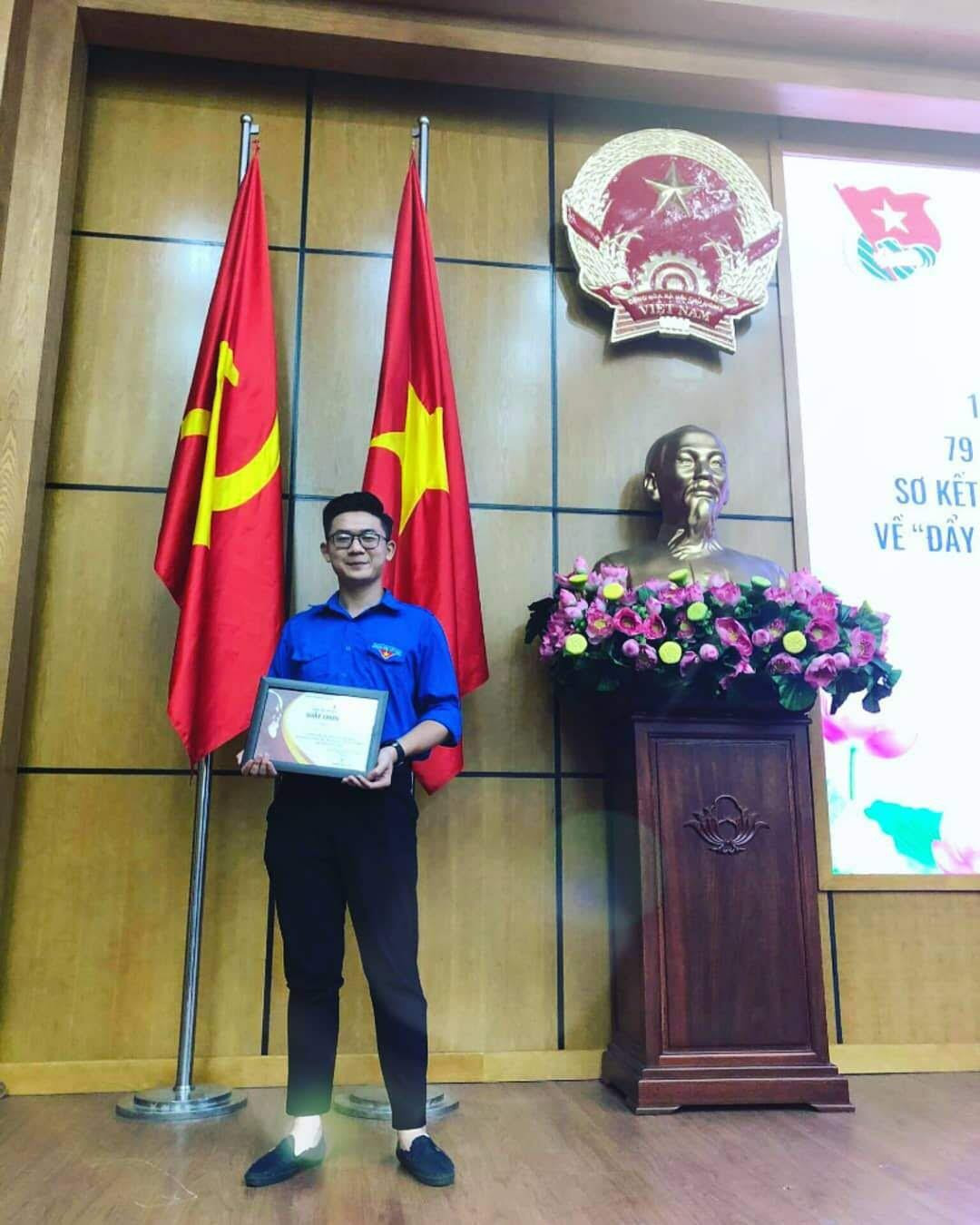 Chàng trai luôn tự đặt ra cho mình mục tiêu phấn đấu học tập và rèn luyện vì ngày mai lập nghiệp, luôn trương trợ giúp đỡ lẫn nhau, cùng tiến bộ. Chàng trai luôn tự đặt ra cho mình mục tiêu phấn đấu học tập và rèn luyện vì ngày mai lập nghiệp, luôn trương trợ giúp đỡ lẫn nhau, cùng tiến bộ.