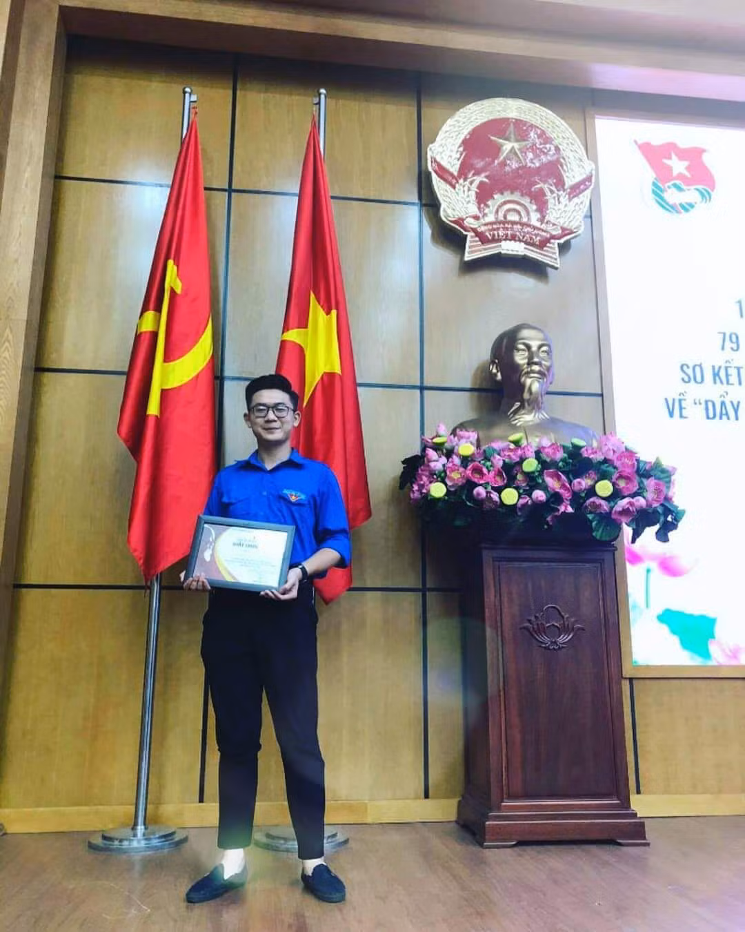 Chàng trai luôn tự đặt ra cho mình mục tiêu phấn đấu học tập và rèn luyện vì ngày mai lập nghiệp, luôn trương trợ giúp đỡ lẫn nhau, cùng tiến bộ.