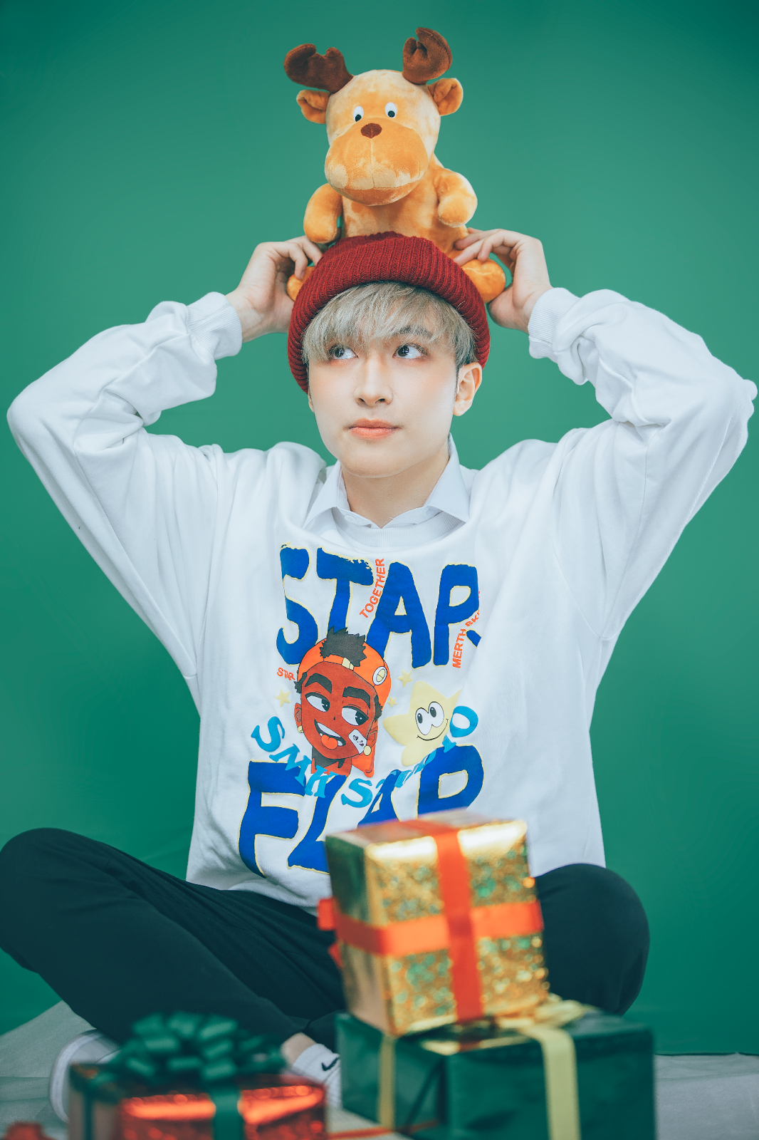 Áo sweater mùa đông chính là một item siêu trẻ trung và đẹp mắt mà mọi người thường lựa chọn. Với chất liệu vải nỉ dày dặn, các chàng không cần phải lo lắng về khả năng giữ ấm của mẫu trang phục này đâu. Chỉ cần kết hợp thêm chiếc quần jeans hoặc quần âu vừa vặn thì các chàng đã có được một outfit đi chơi Noel cực đỉnh để hẹn hò với người ấy rồi.