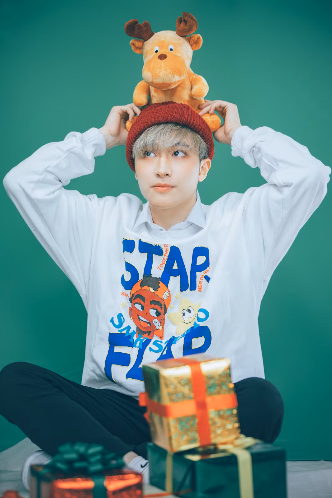 Áo sweater mùa đông chính là một item siêu trẻ trung và đẹp mắt mà mọi người thường lựa chọn. Với chất liệu vải nỉ dày dặn, các chàng không cần phải lo lắng về khả năng giữ ấm của mẫu trang phục này đâu. Chỉ cần kết hợp thêm chiếc quần jeans hoặc quần âu vừa vặn thì các chàng đã có được một outfit đi chơi Noel cực đỉnh để hẹn hò với người ấy rồi.