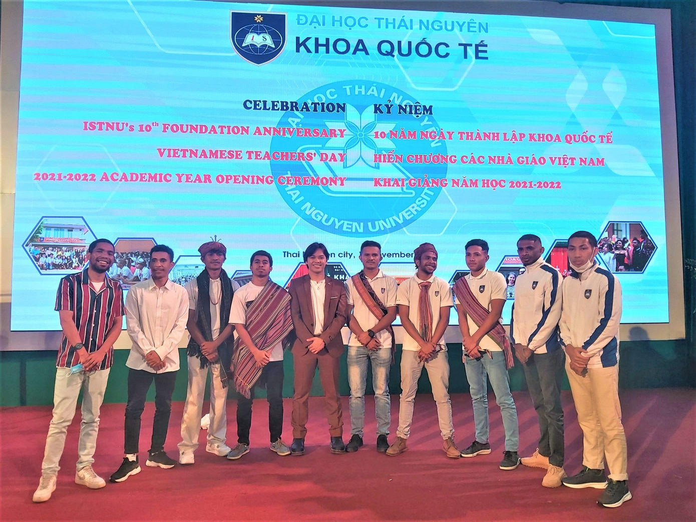 Jan Aldrick Sales Sendaydiego cùng các bạn du học sinh Khoa Quốc tế, Đại học Thái Nguyên. Jan Aldrick Sales Sendaydiego cùng các bạn du học sinh Khoa Quốc tế, Đại học Thái Nguyên.