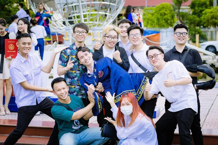 Mạnh Vũ chia sẻ niềm vui cùng những người bạn trong ngày trở thành thủ khoa tốt nghiệp khoá 59 của trường Đại học Hàng hải Việt Nam. Mạnh Vũ chia sẻ niềm vui cùng những người bạn trong ngày trở thành thủ khoa tốt nghiệp khoá 59 của trường Đại học Hàng hải Việt Nam.