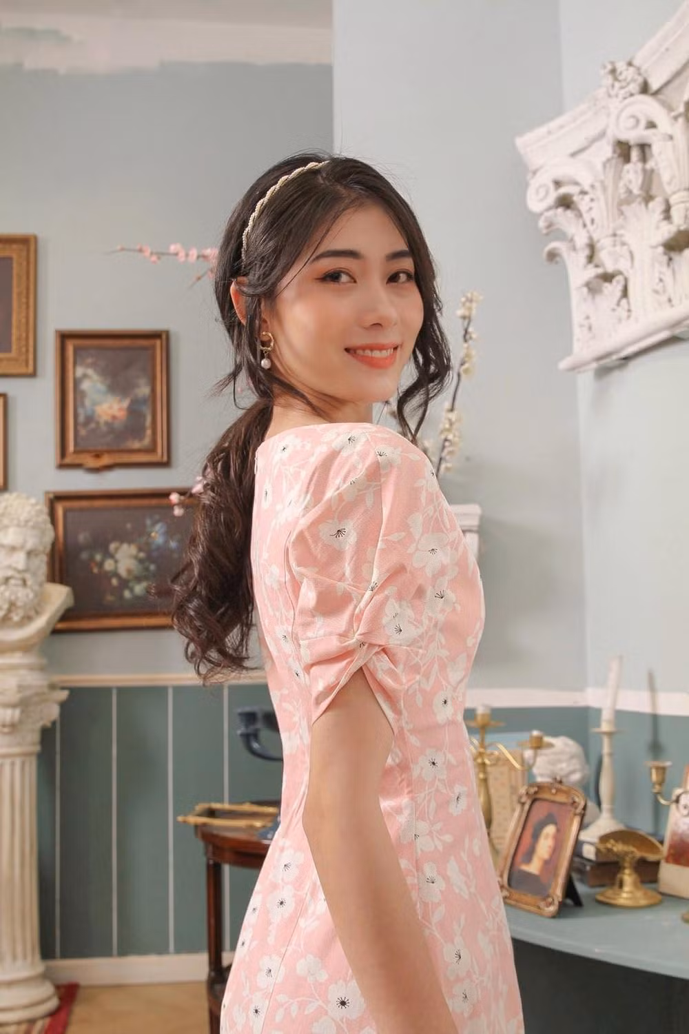 Sau khi giành giải Á khôi Hutech, Phương Chinh quyết định tham gia cuộc thi Miss World Vietnam với mong muốn chạm tay đến vương miện danh giá.