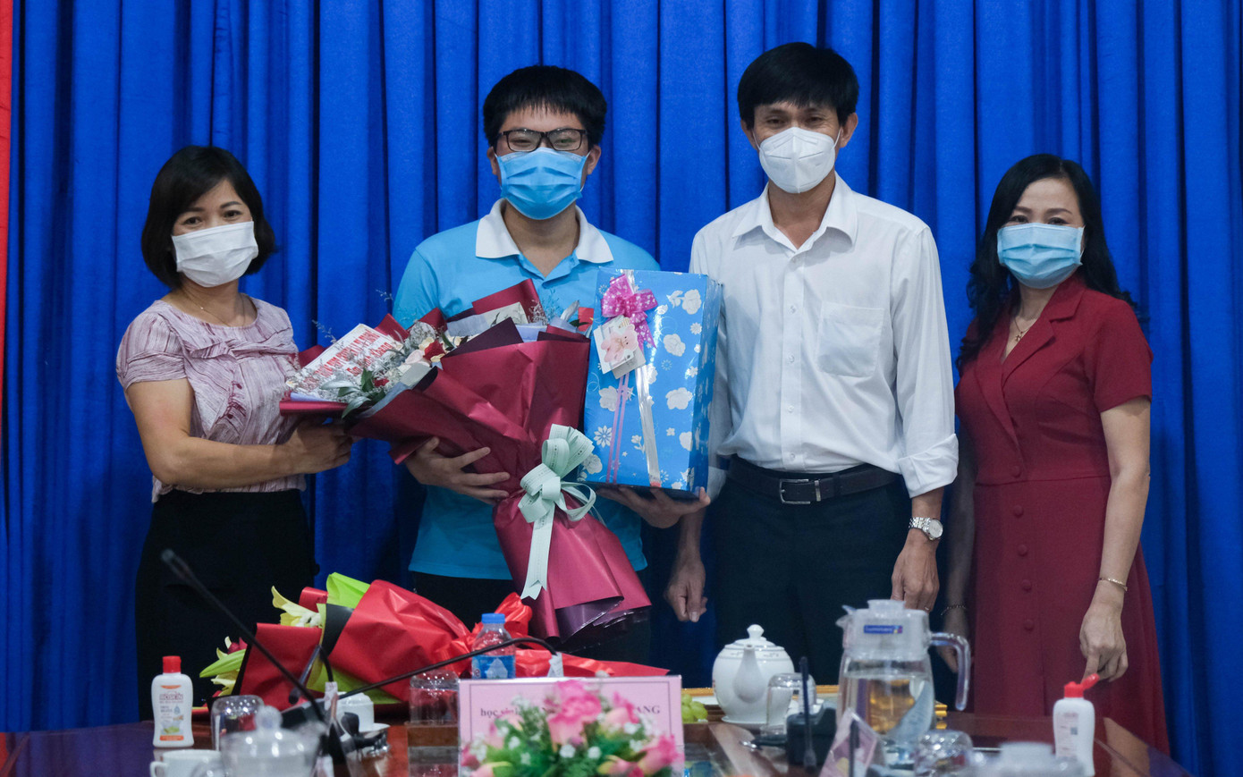 Minh Khang cùng các thầy cô Trường THPT chuyên Lý Tự Trọng trong buổi trao thưởng. Minh Khang cùng các thầy cô Trường THPT chuyên Lý Tự Trọng trong buổi trao thưởng.