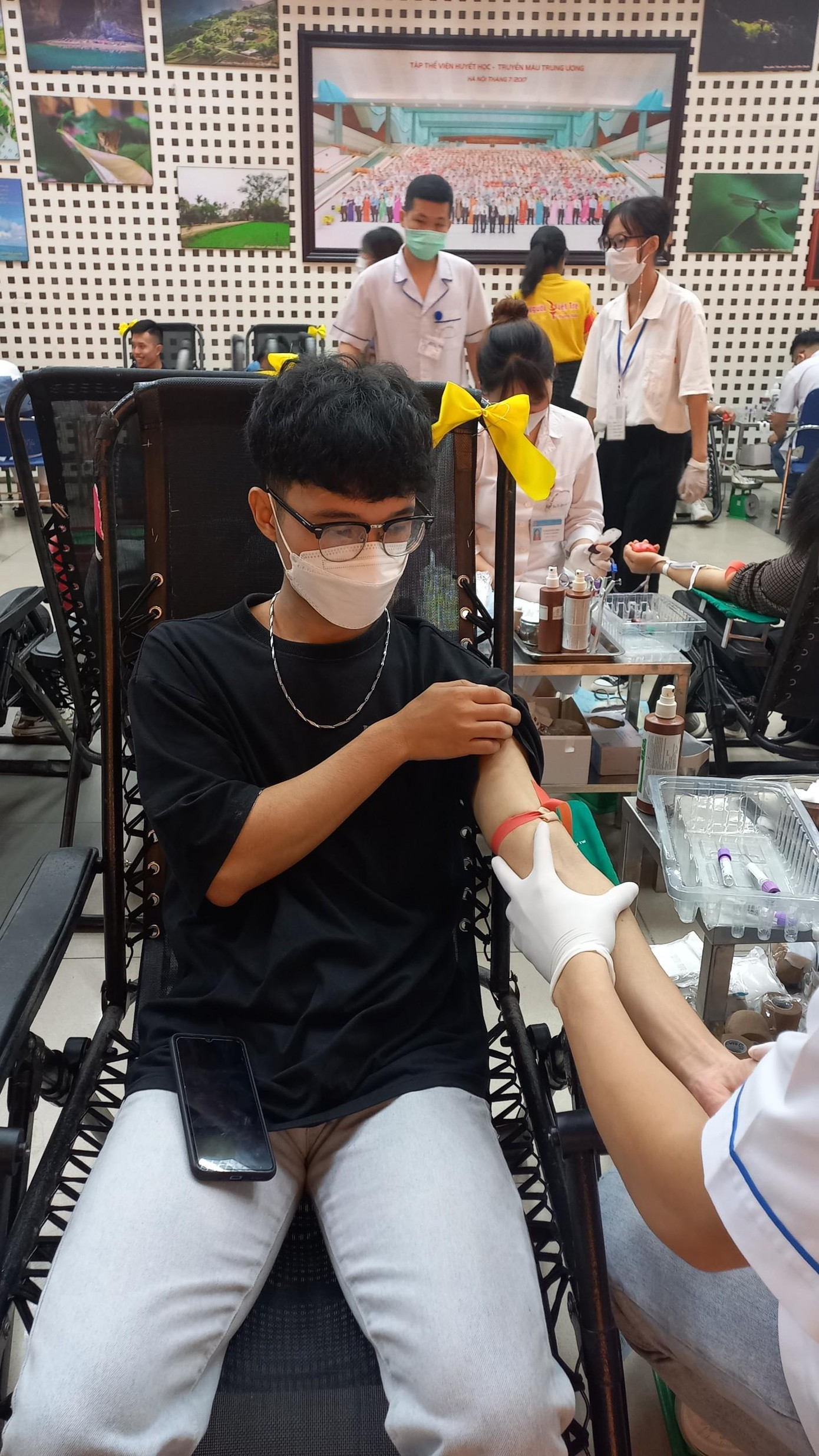 Quyết Thuận tham gia các chương trình hiến máu nhân đạo. Quyết Thuận tham gia các chương trình hiến máu nhân đạo.