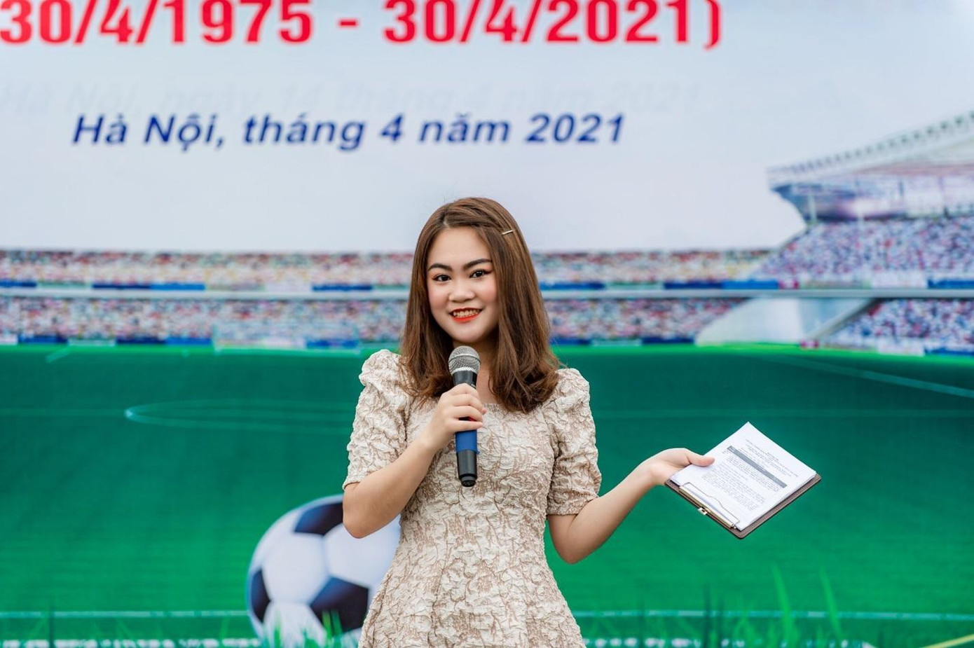 Thùy Linh trong vai trò là một MC với cách nói chuyện cởi mở, tự tin và duyên dáng.