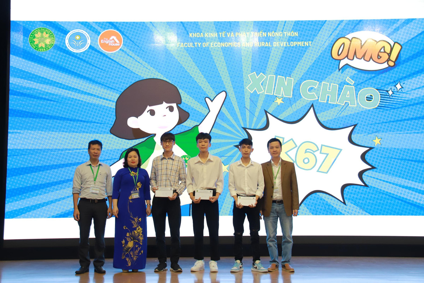 Ban Chủ nhiệm Khoa trao tặng học bổng cho thủ khoa, á khoa đầu vào. Ban Chủ nhiệm Khoa trao tặng học bổng cho thủ khoa, á khoa đầu vào.