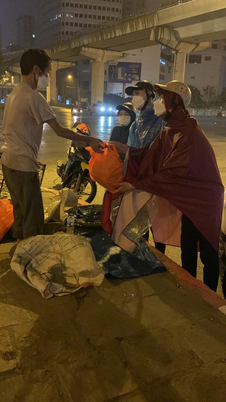 "Yêu thương cho đi là yêu thương còn mãi". "Yêu thương cho đi là yêu thương còn mãi".