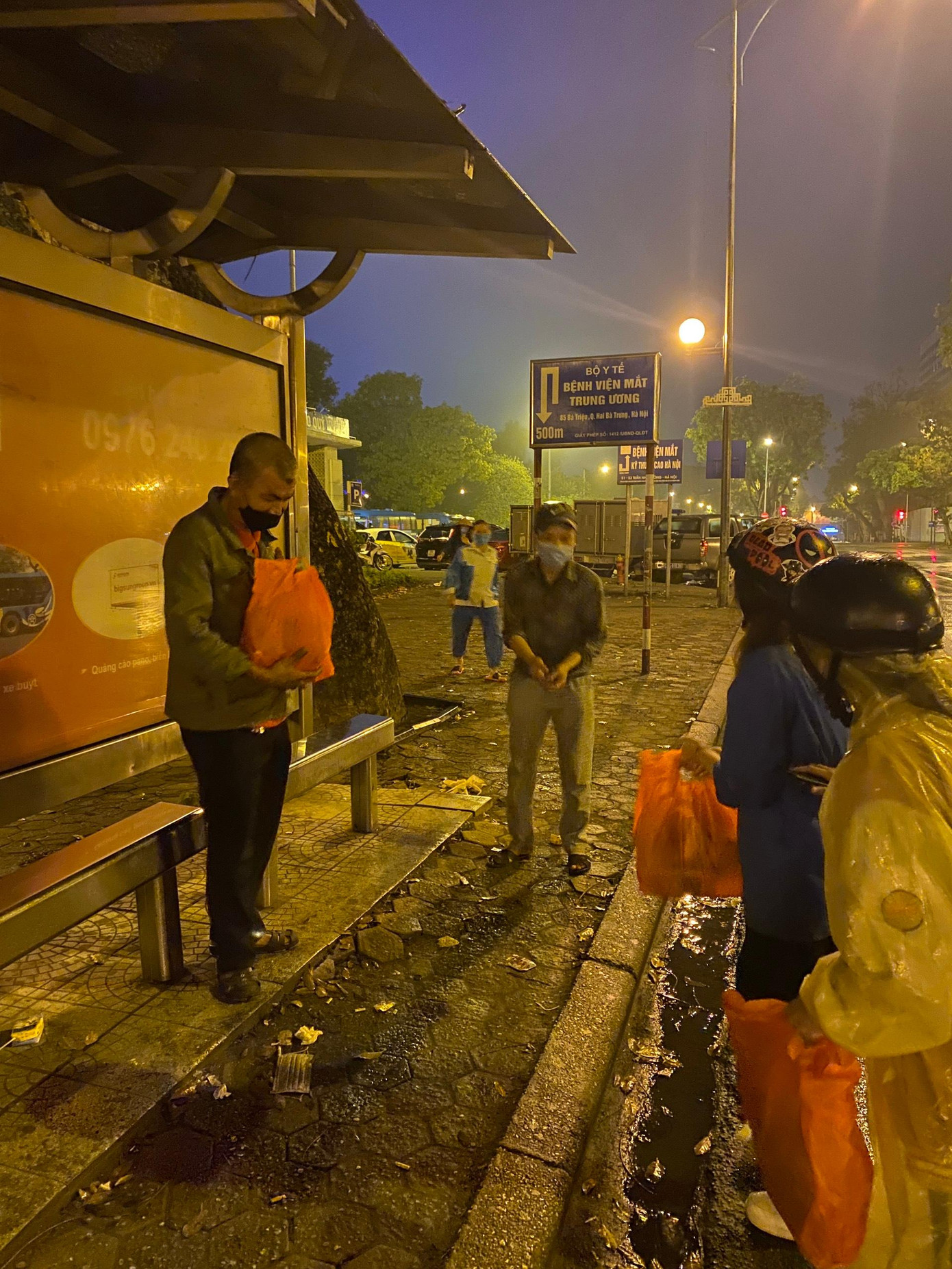 Dù trời mưa nhưng các bạn sinh viên vẫn rất nhiệt tình, vui vẻ. Dù trời mưa nhưng các bạn sinh viên vẫn rất nhiệt tình, vui vẻ.