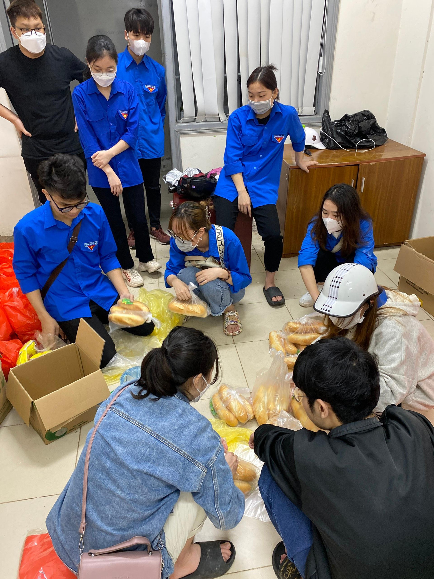 Các bạn sinh viên tự tay chuẩn bị những suất quà ý nghĩa dành tặng những mảnh đời kém may mắn. Các bạn sinh viên tự tay chuẩn bị những suất quà ý nghĩa dành tặng những mảnh đời kém may mắn.