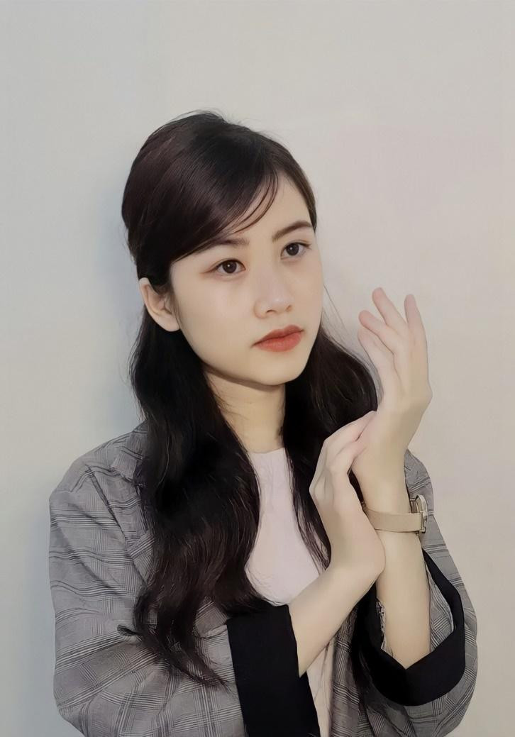 Vân Anh sinh ra trong một gia đình có truyền thống trong ngành giáo dục ở vùng quê Phúc Thọ. Vân Anh sinh ra trong một gia đình có truyền thống trong ngành giáo dục ở vùng quê Phúc Thọ.