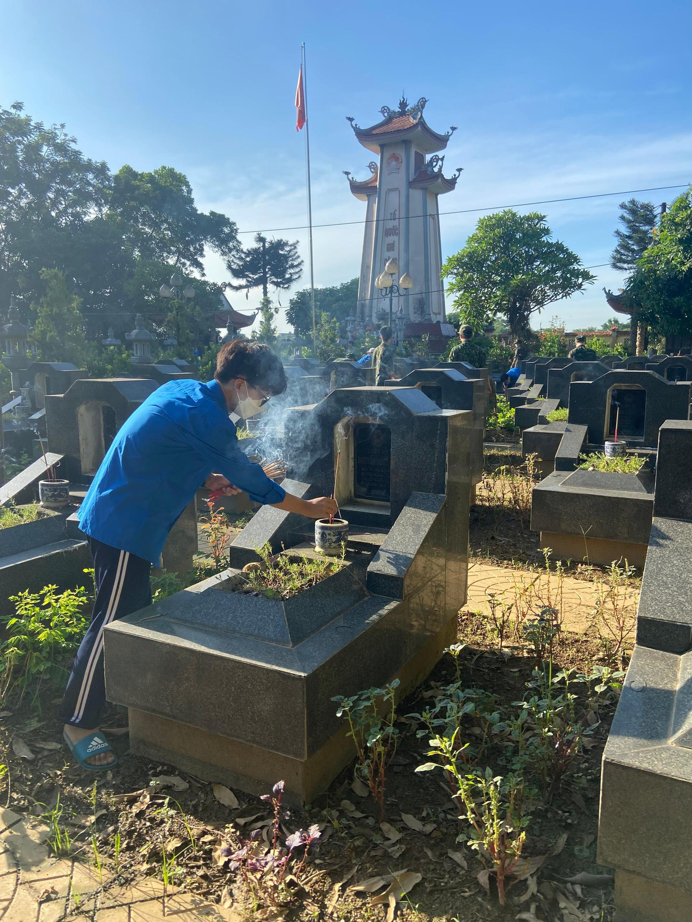 Quốc Khánh thắp hương tri ân nhân ngày Thương binh liệt sỹ 27/7. Quốc Khánh thắp hương tri ân nhân ngày Thương binh liệt sỹ 27/7.