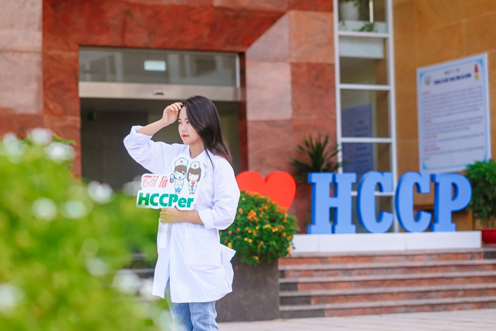 Lần đầu Phương Thảo khoác trên mình bộ áo blouse với tư cách là tân sinh viên trường HCCP. Lần đầu Phương Thảo khoác trên mình bộ áo blouse với tư cách là tân sinh viên trường HCCP.