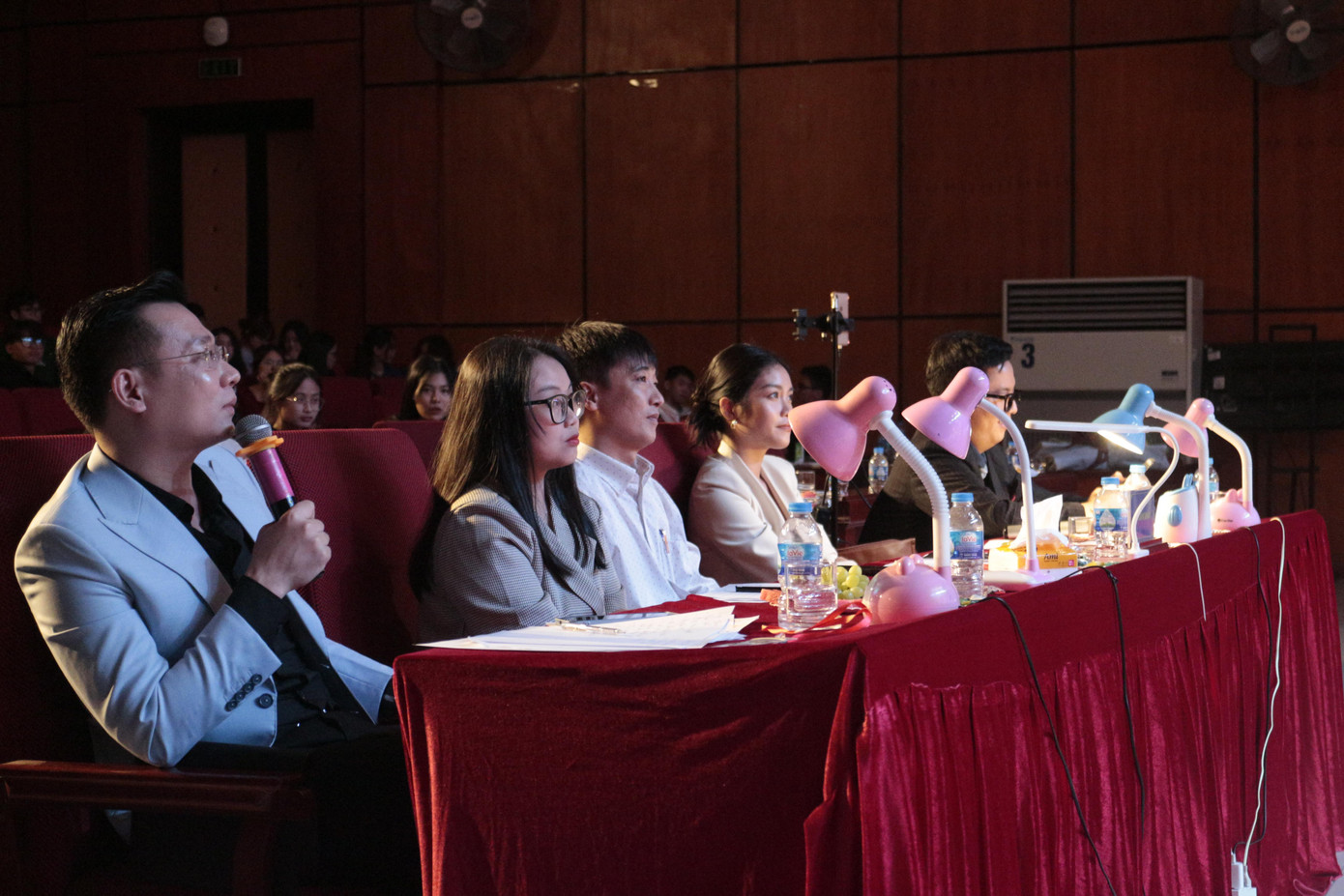 Ban giám khảo đưa ra nhận xét cho các thí sinh sau mỗi phần thi. Ban giám khảo đưa ra nhận xét cho các thí sinh sau mỗi phần thi.