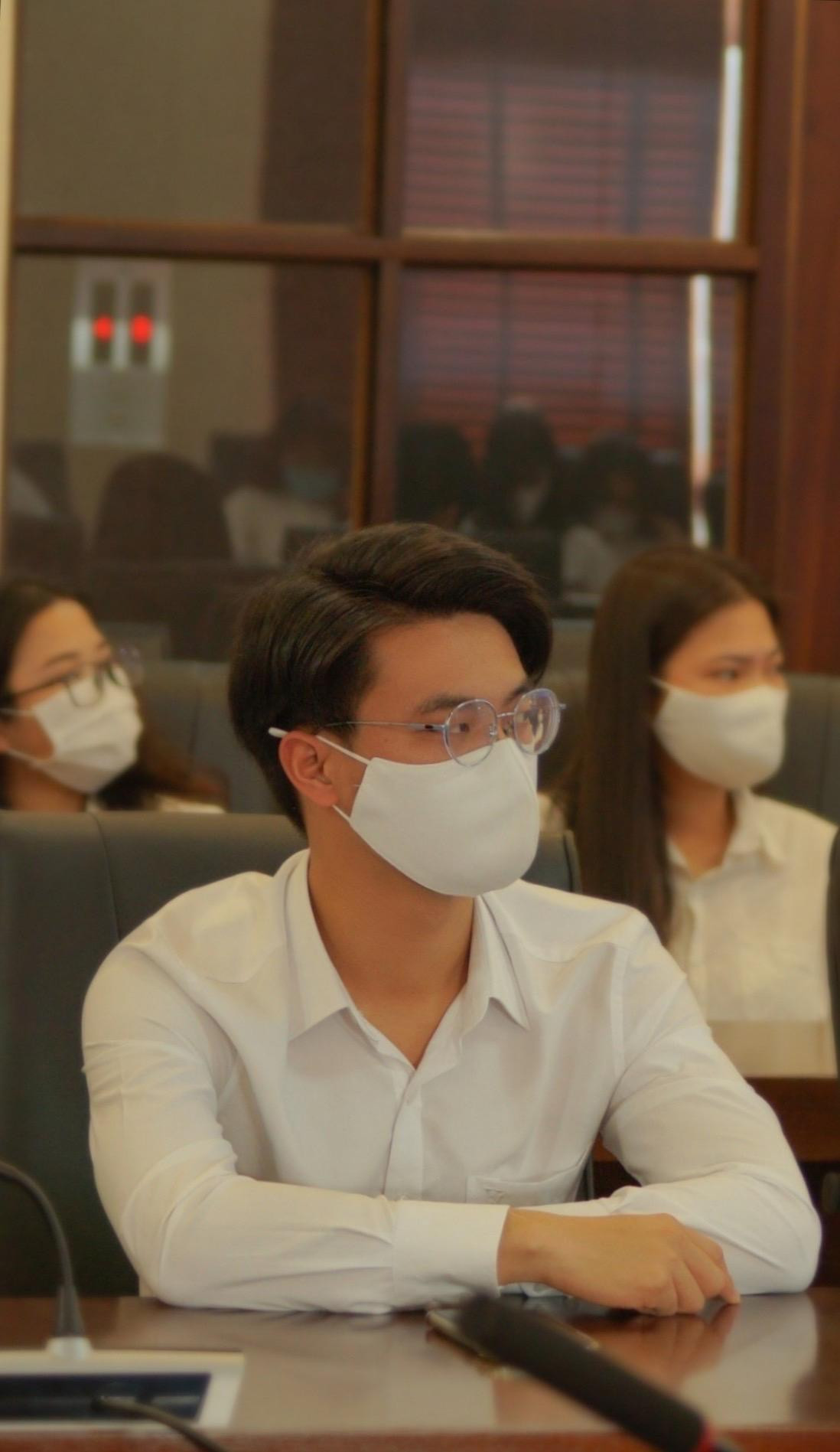 Riêng với Tùng, quãng thời gian sinh viên là đáng trân quý nhất. Riêng với Tùng, quãng thời gian sinh viên là đáng trân quý nhất.