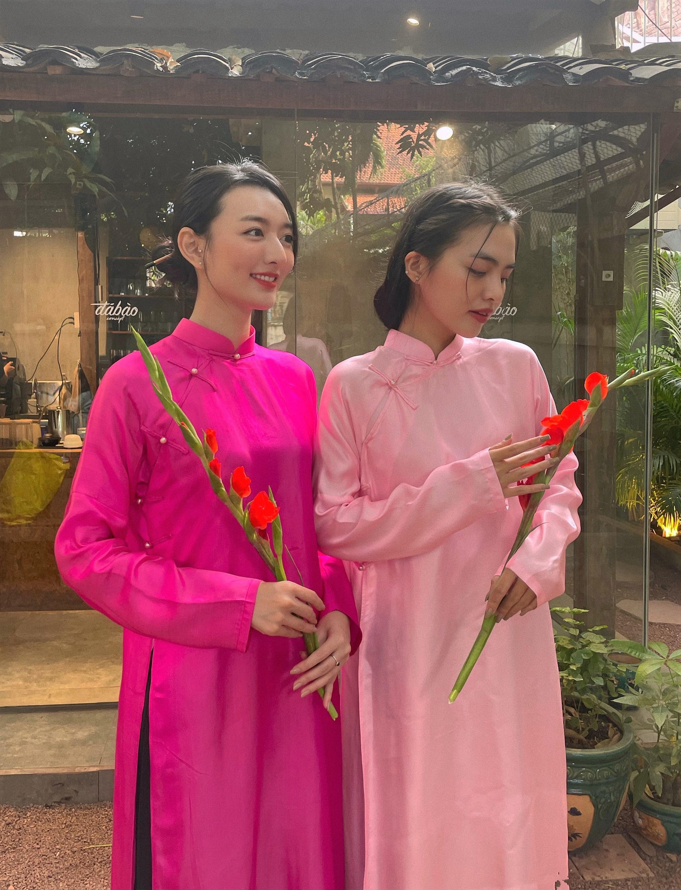 Lựa chọn áo dài trong ngày đầu Xuân, cả hai hy vọng năm mới sẽ gặp nhiều may mắn và hạnh phúc. Ảnh: NVCC