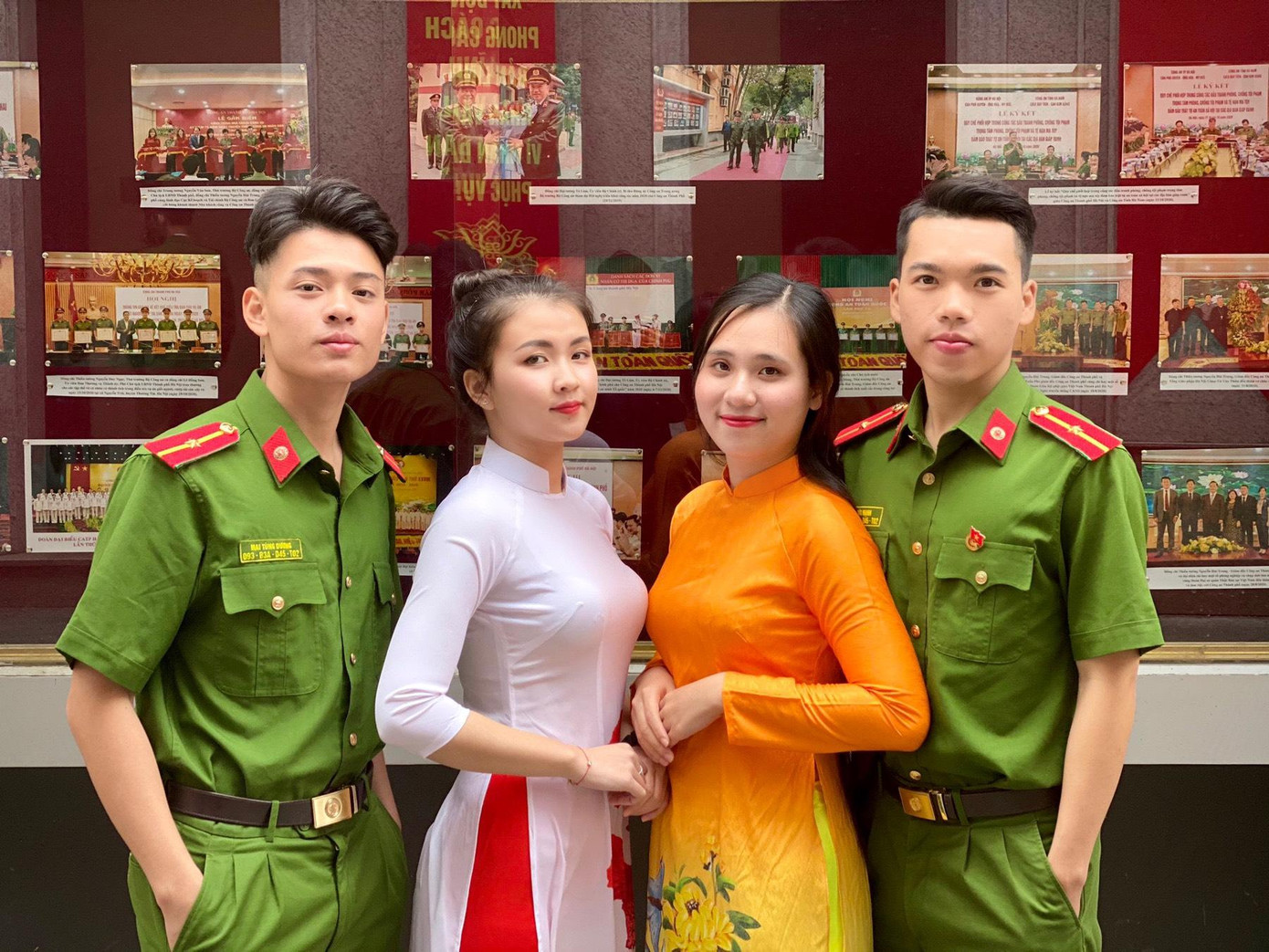 Thu Huyền (thứ hai từ trái sang) tích cực tham gia biểu diễn văn nghệ tại Học viện Cảnh sát Nhân dân.