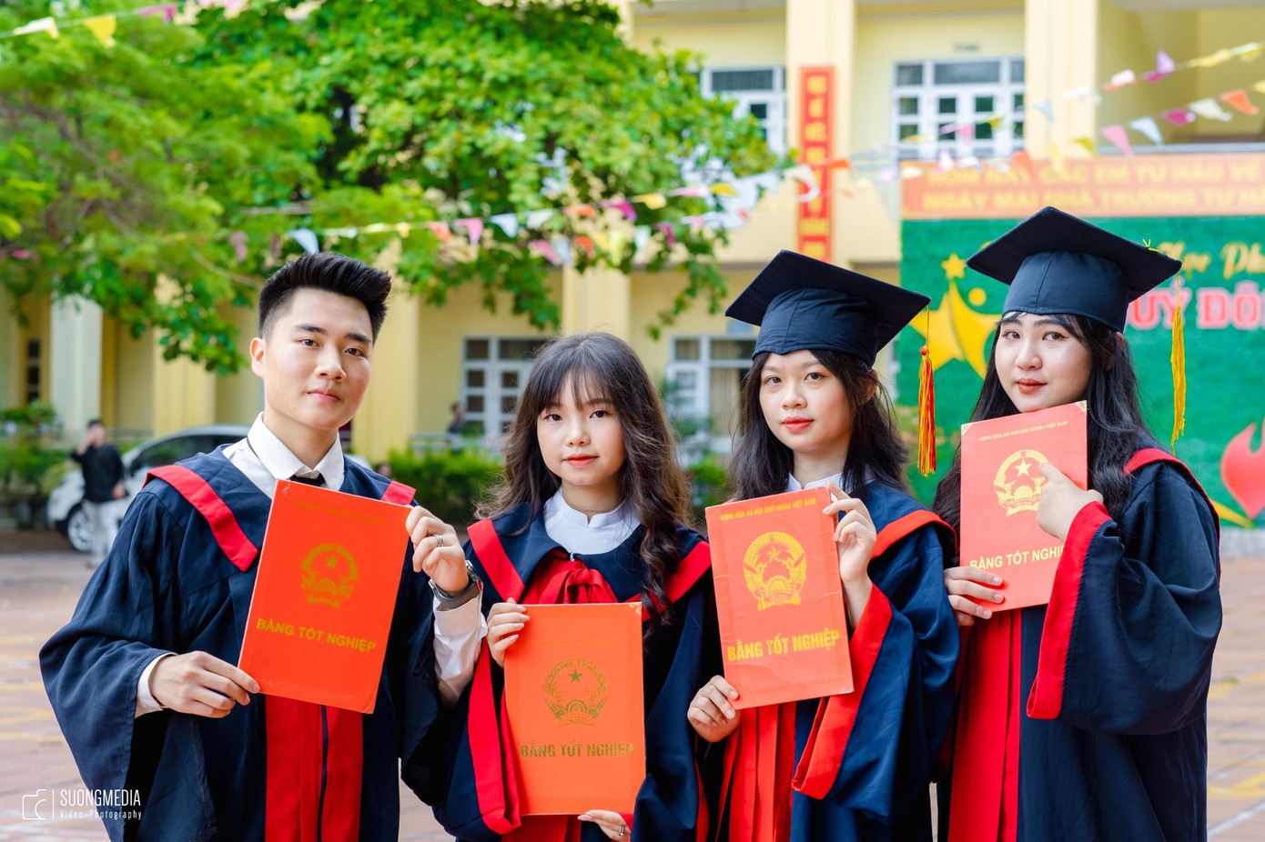 Ảnh chụp kỷ yếu tốt nghiệp THPT của Tiến và những người bạn cùng lớp.