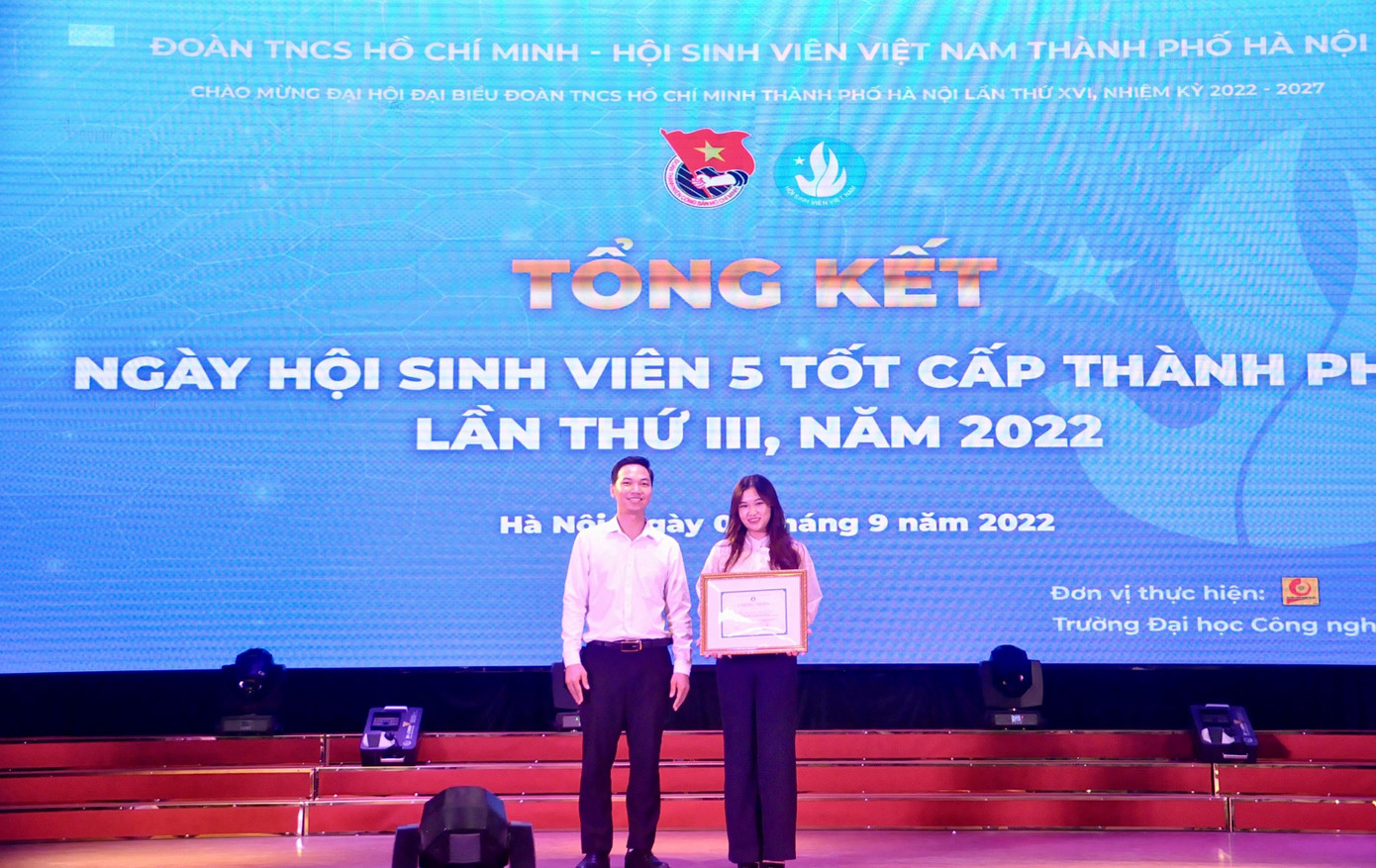 Cô vinh dự nhận Chứng nhận tại Ngày hội Sinh viên 5 tốt Cấp Thành phố năm 2022.