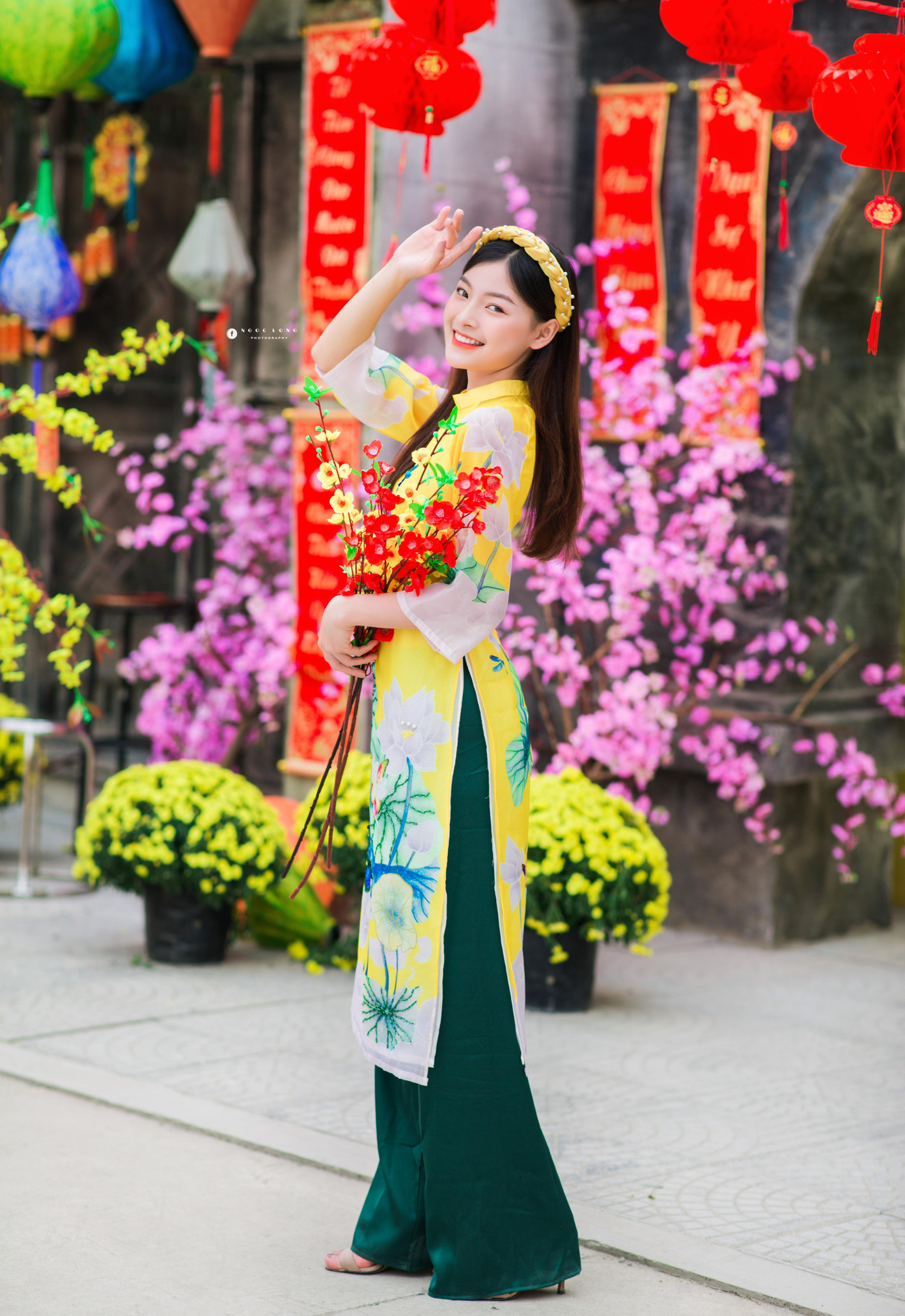 Với làn da trắng hồng, vóc dáng thanh mảnh và nụ cười rạng ngời, Thu Huyền khiến bao người xao xuyến.